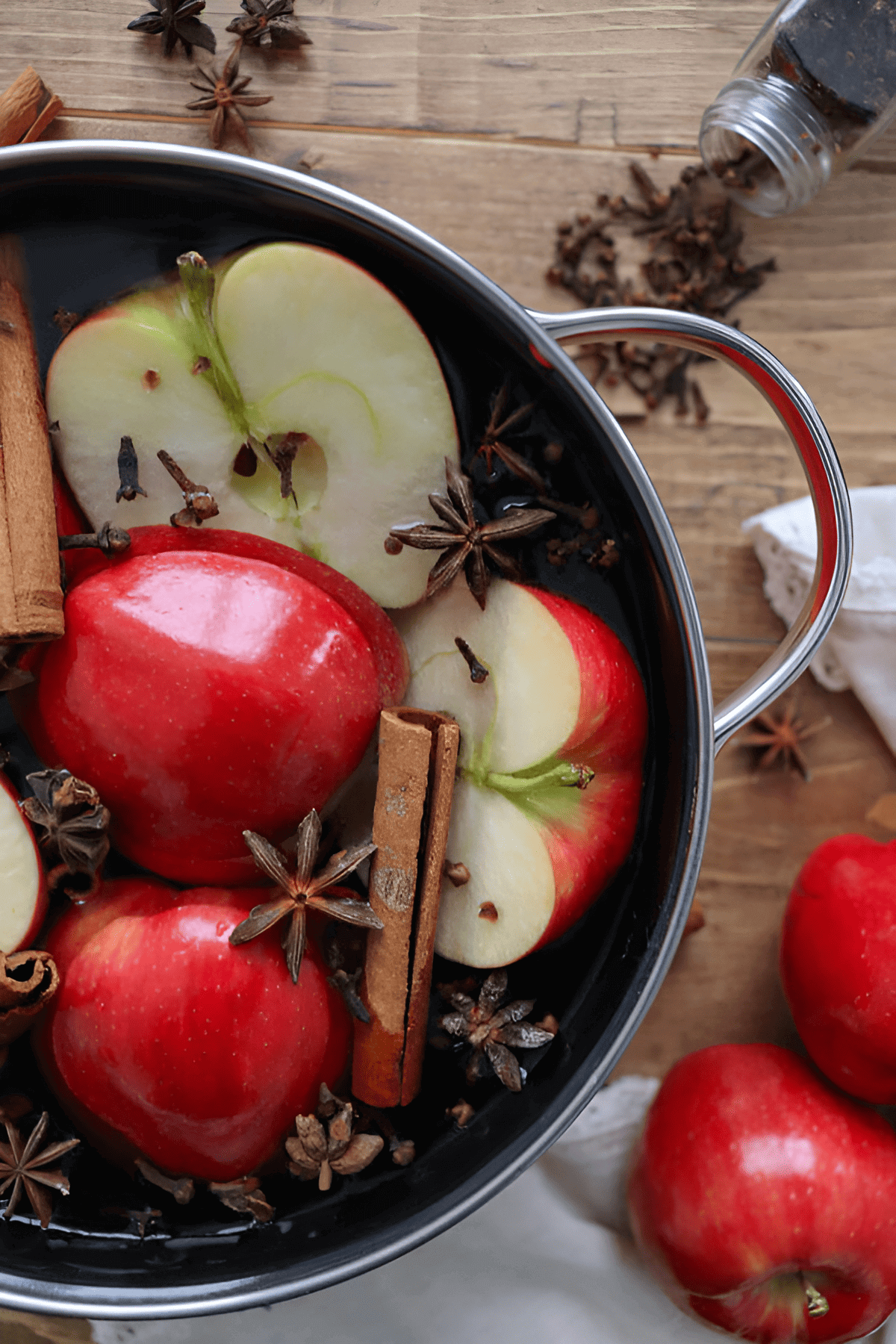 Apple potpourri with cinnamon and spices